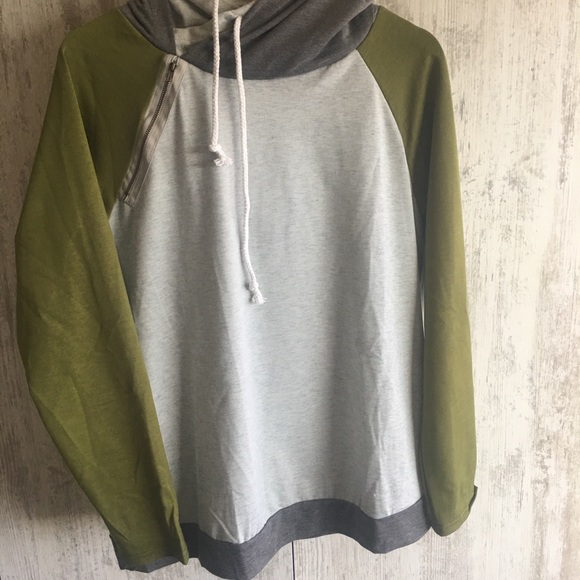 Hoodie Top With pockets - Picture 2 of 6